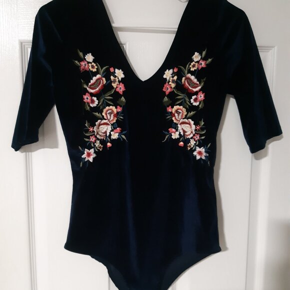 Velvet Backless - Picture 1 of 4